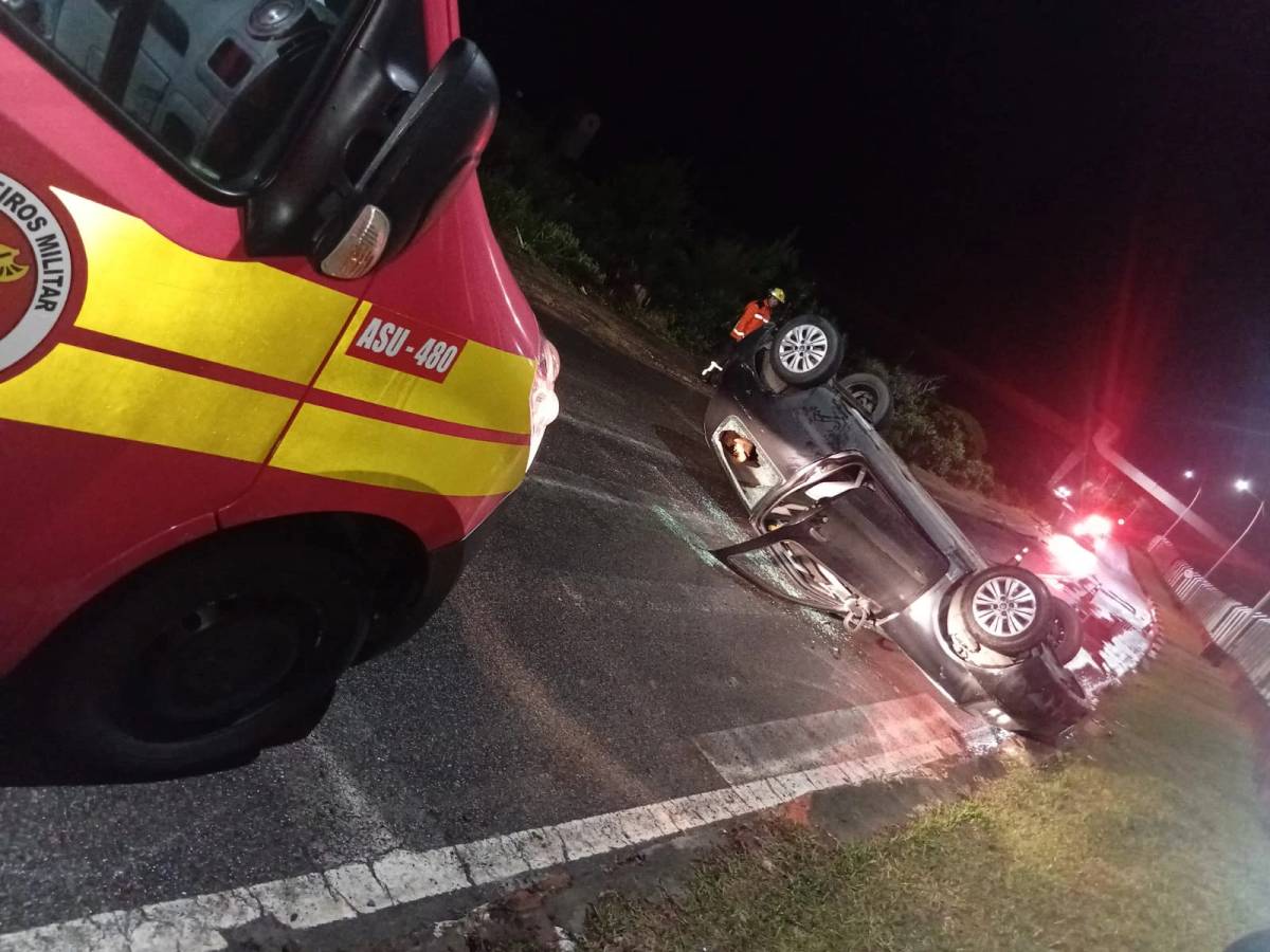 Motorista capota carro após perder controle da direção durante curva — foto 2