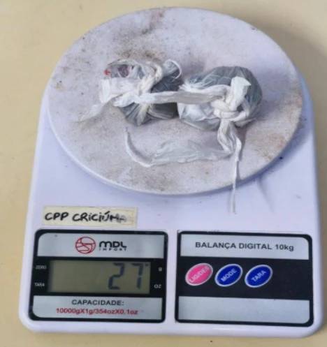 Jovem flagrado com maconha e dinheiro é preso por tráfico de drogas em Criciúma — foto 2