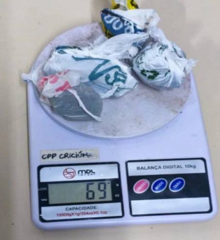 Jovem flagrado com maconha e dinheiro é preso por tráfico de drogas em Criciúma — foto 1