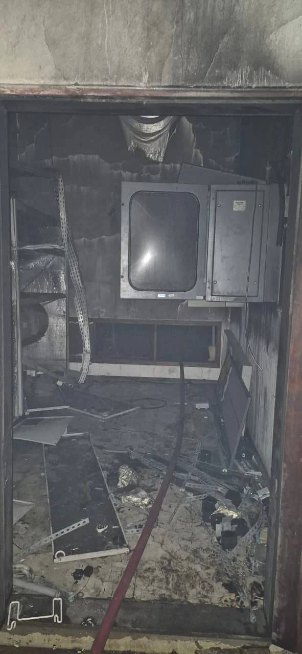Bombeiros utilizam 11 mil litros de água para combater incêndio em galpão abandonado em Criciúma — foto 2