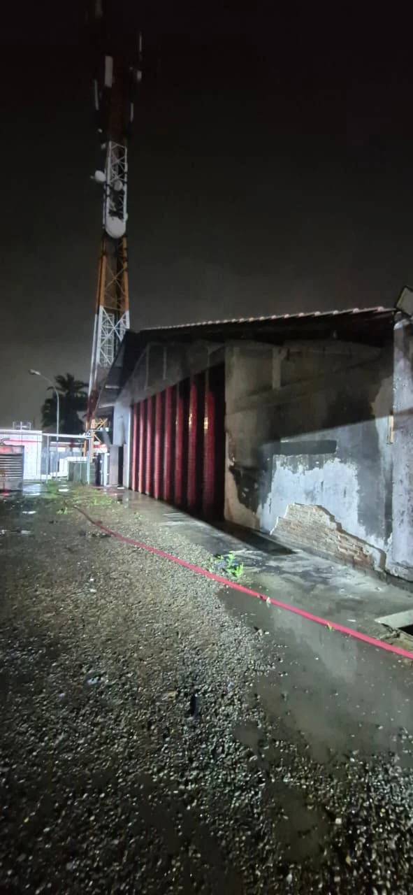 Bombeiros utilizam 11 mil litros de água para combater incêndio em galpão abandonado em Criciúma — foto 3