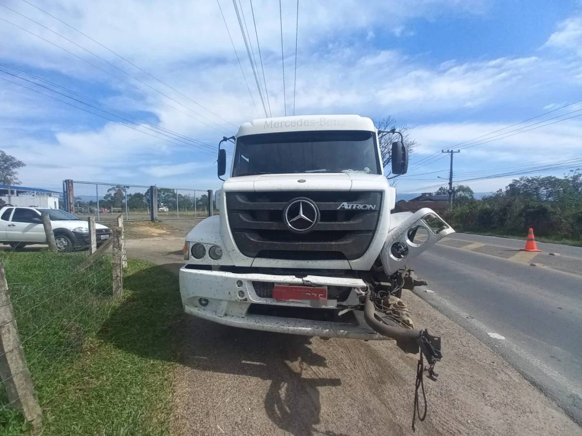Caminhonete realiza ultrapassagem em local proibido e colide contra dois caminhões na SC-390 — foto 3
