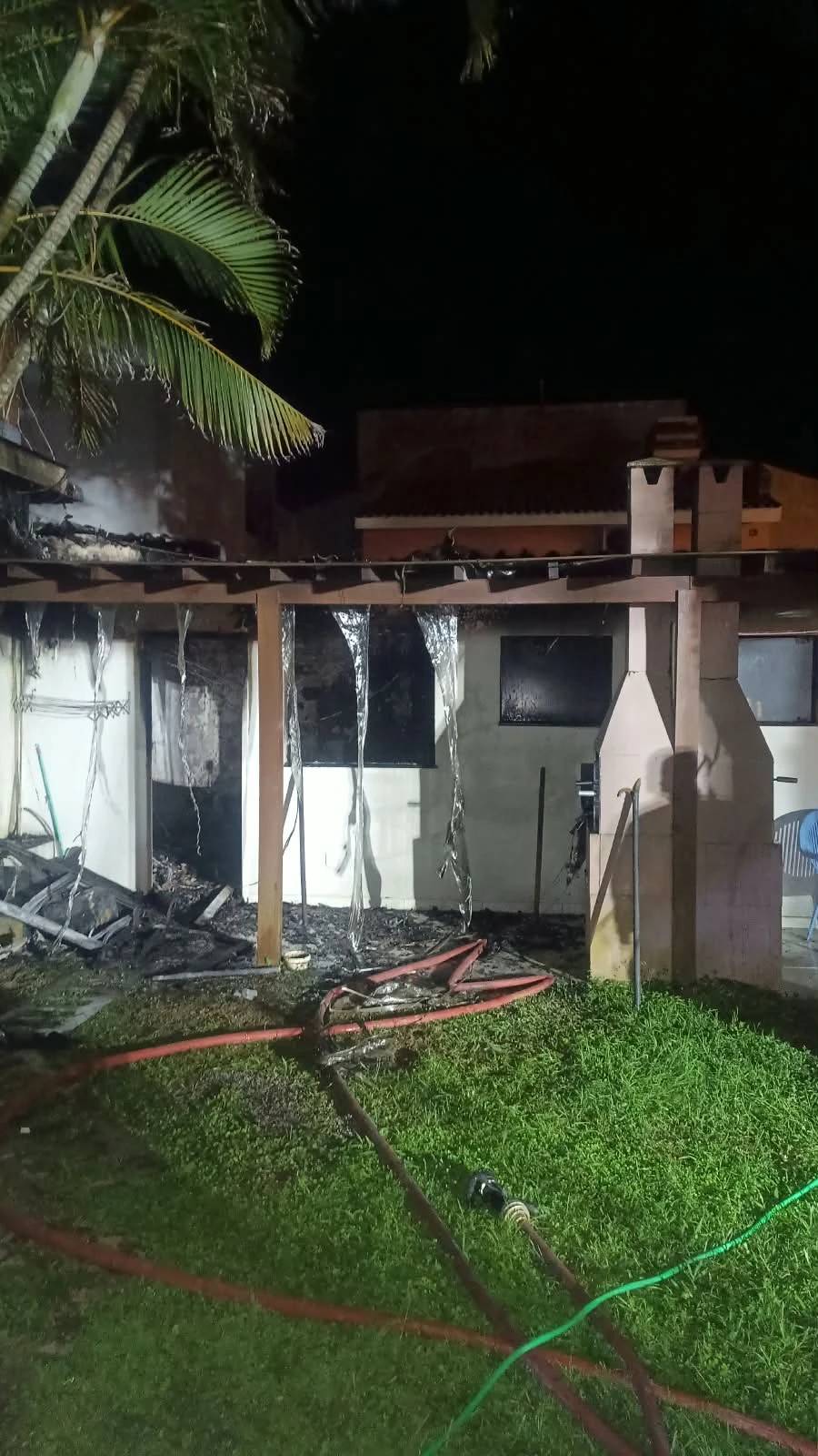 Homem morre após quarto de pousada pegar fogo em Garopaba — foto 1
