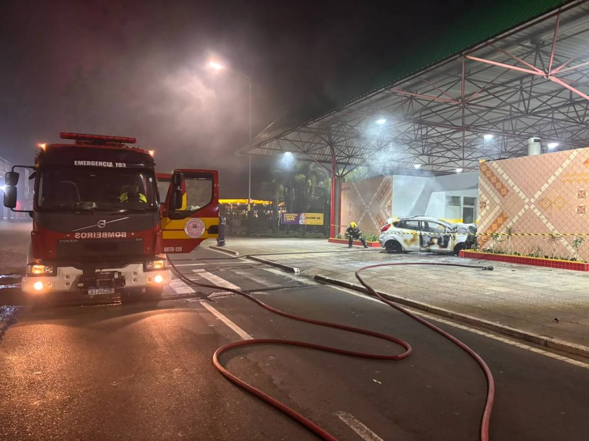 Carro colide em terminal de Criciúma, incendeia e bombeiros constatam morte de motorista — foto 2