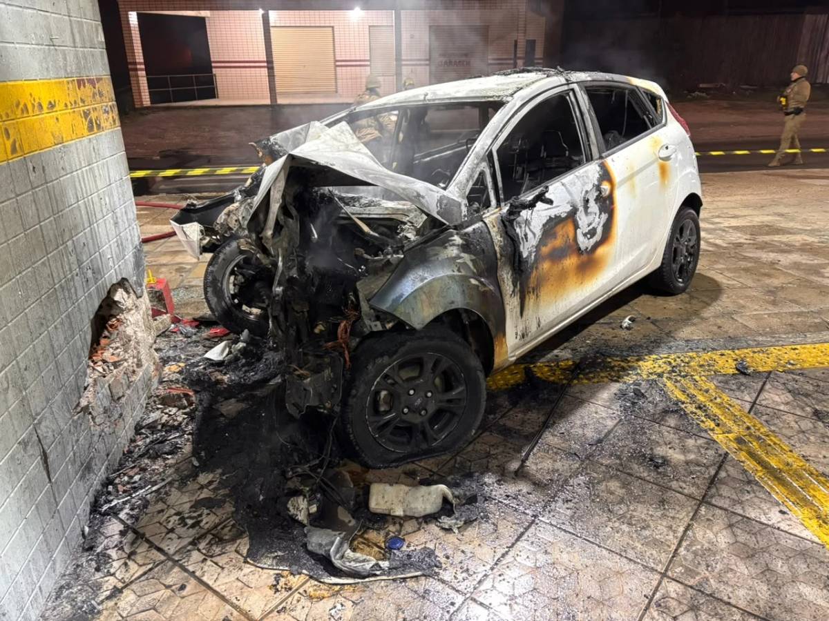 Carro colide em terminal de Criciúma, incendeia e bombeiros constatam morte de motorista — foto 4