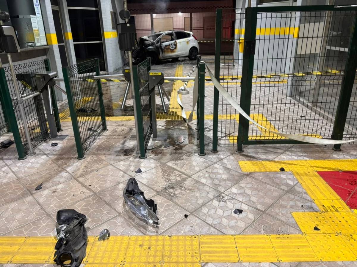 Carro colide em terminal de Criciúma, incendeia e bombeiros constatam morte de motorista — foto 1
