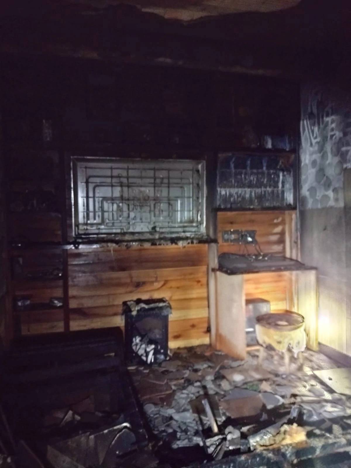 Residência tem móveis destruídos após ser atingida por incêndio — foto 8