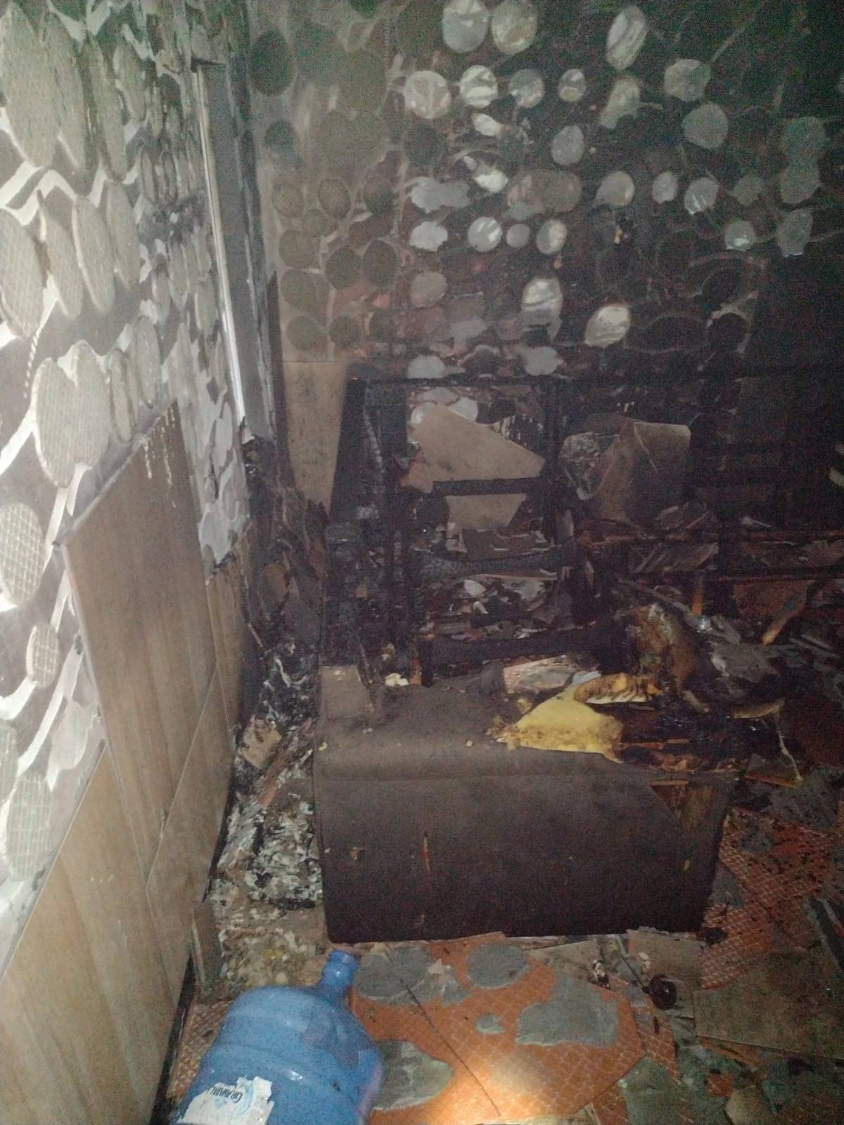 Residência tem móveis destruídos após ser atingida por incêndio — foto 2