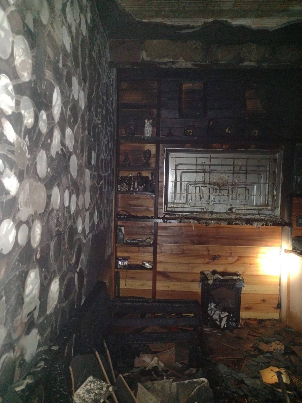 Residência tem móveis destruídos após ser atingida por incêndio — foto 1