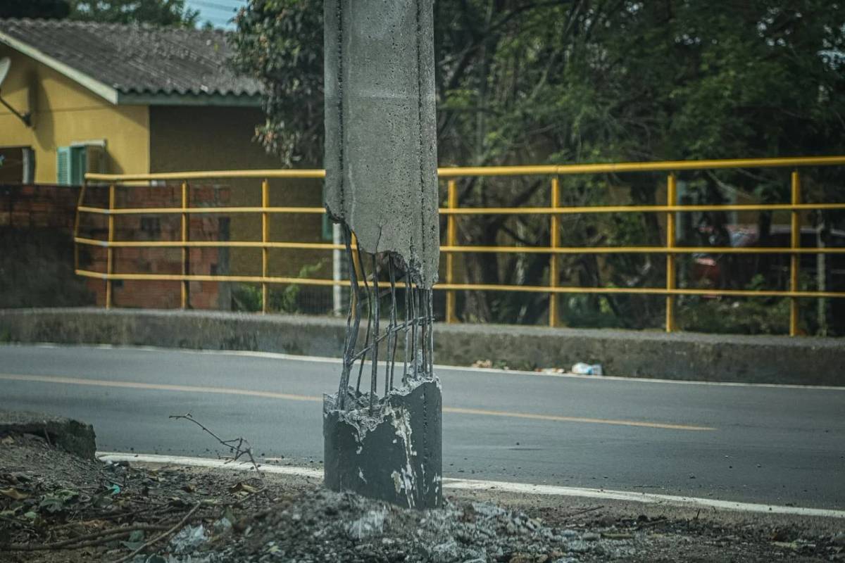 Poste de concreto para câmera de monitoramento de rio é quebrado em Criciúma — foto 4