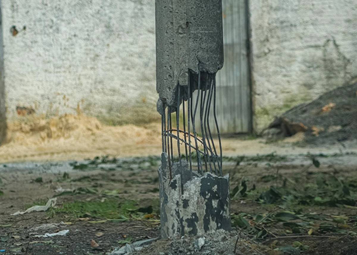 Poste de concreto para câmera de monitoramento de rio é quebrado em Criciúma — foto 2