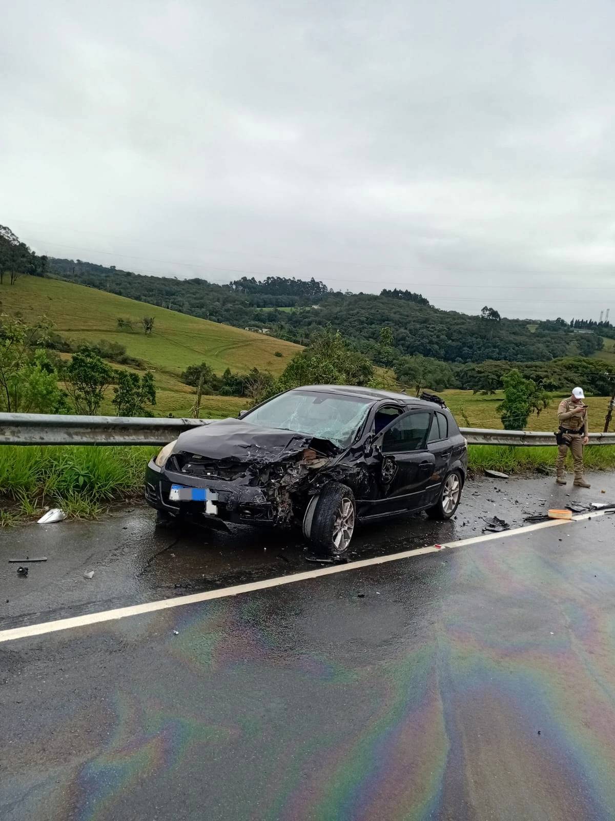 Colisão frontal entre veículos deixa duas pessoas feridas na SC-108 — foto 1