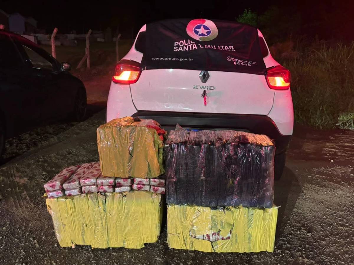 Jovens tentam fugir da polícia e são flagrados com quase 150 quilos de maconha em Santa Catarina — foto 2