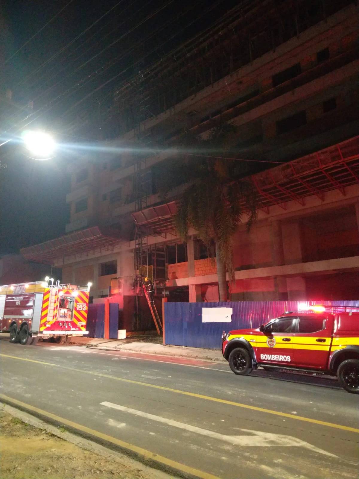 Fotos: princípio de incêndio é registrado em elevador de prédio em construção em Criciúma — foto 1