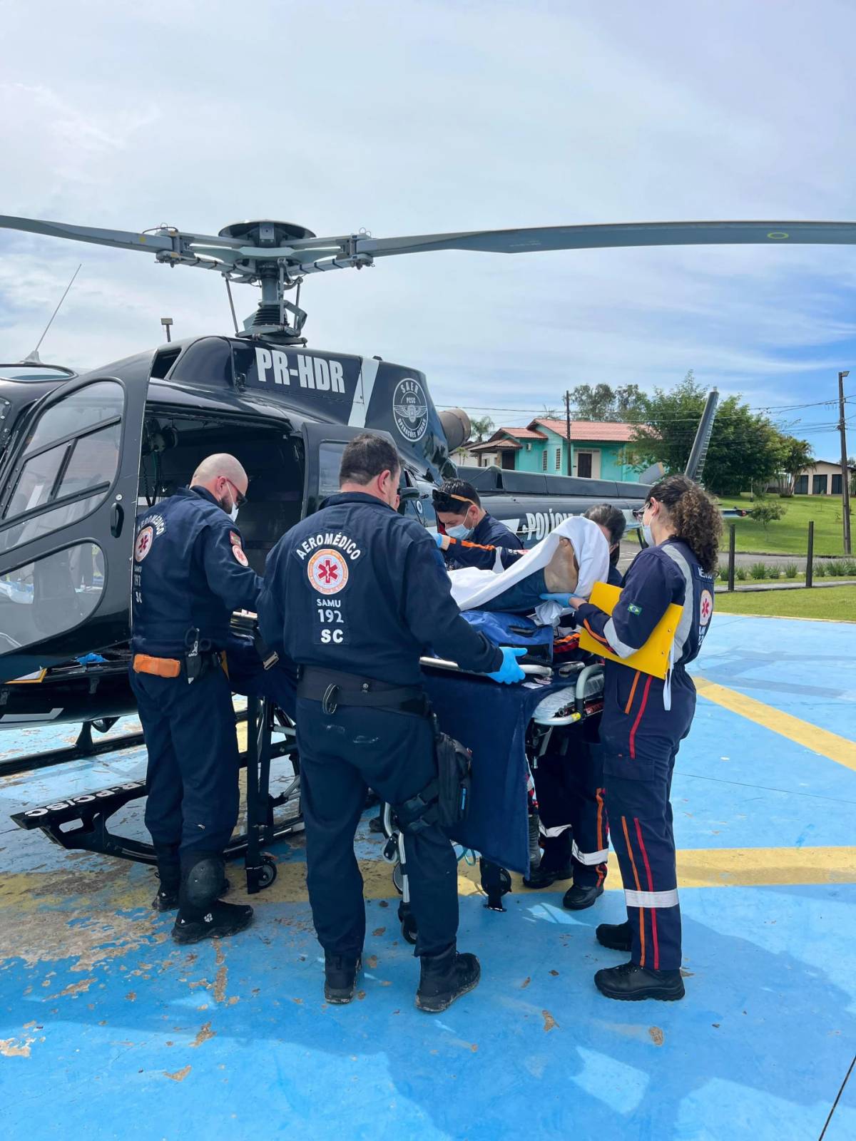 Fotos e vídeos: idoso cai de árvore de quatro metros e é socorrido pelo serviço aeromédico — foto 2