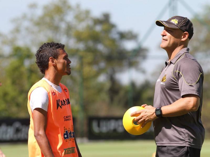 Em Belo Horizonte, Argel Fucks comanda último treino do Tigre — foto 5