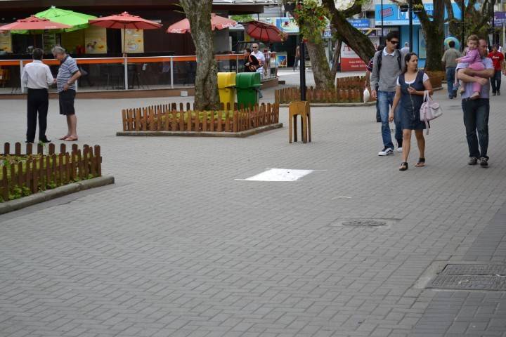 Cheiro de esgoto deixa comerciantes indignados na praça Nereu Ramos — foto 1