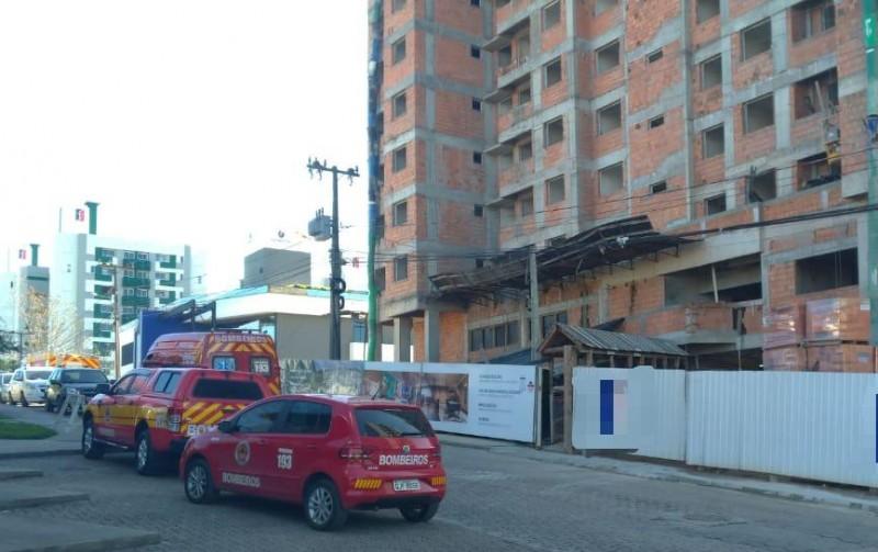 Homem fica pendurado após andaime ceder em Criciúma  