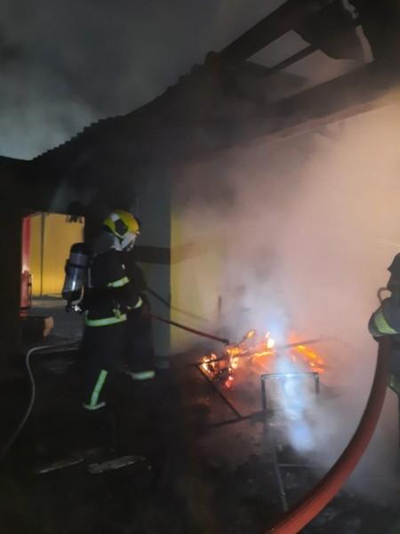 Bombeiros combatem incêndio em depósito de embalagens