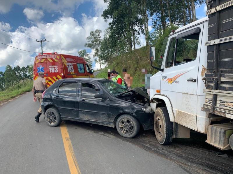 Motorista fica ferido após colisão entre carro e caminhão