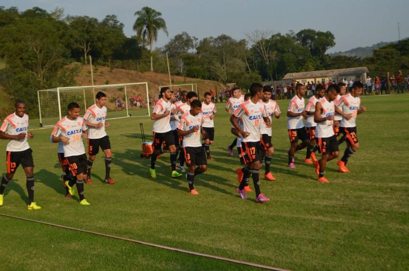 Jogadores do Flamengo treinam em Nova Veneza 