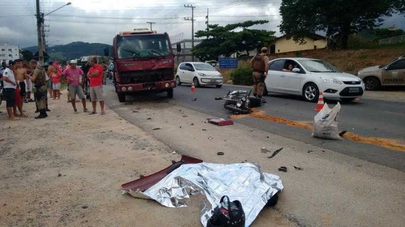 Motociclista de 31 anos morre após colidir em caminhão
