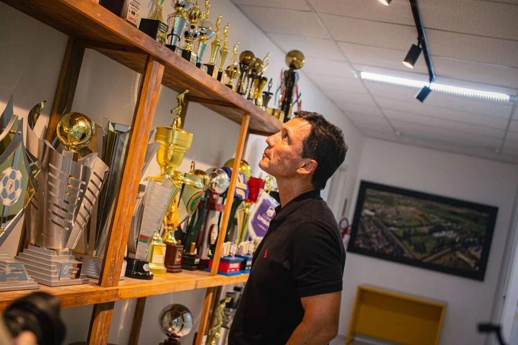Zé Ricardo chega ao Criciúma e conhece a estrutura do clube
