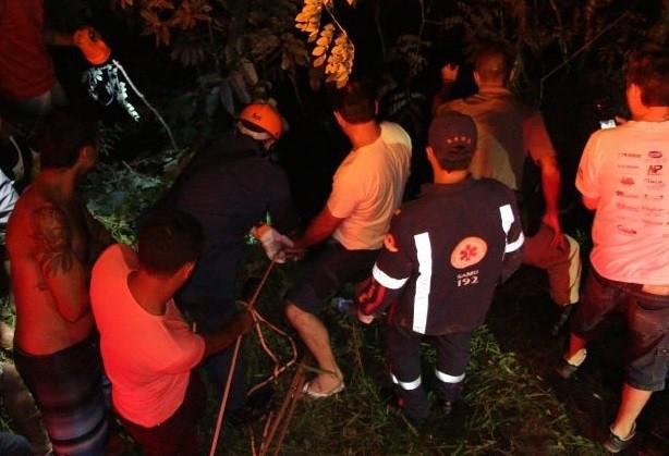 Bombeiros resgatam mulher que ficou pendurada em penhasco