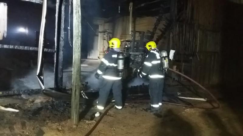  Madeireira é atingida por incêndio em Tubarão 