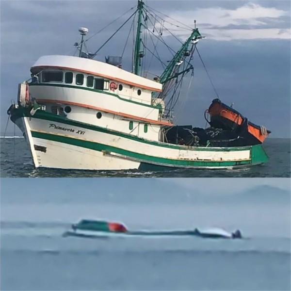 Embarcação com 17 tripulantes naufraga em Laguna