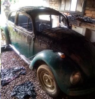 Carro pega fogo em garagem de residência