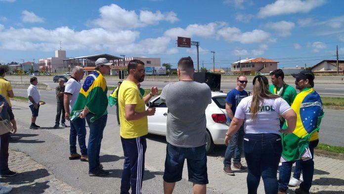 Manifestação é realizada contra a instalação das praças de pedágio na BR-101