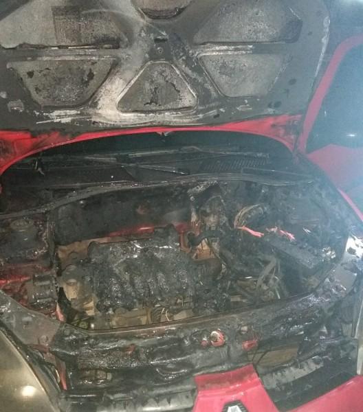 Renault Clio pega fogo no bairro Brasília