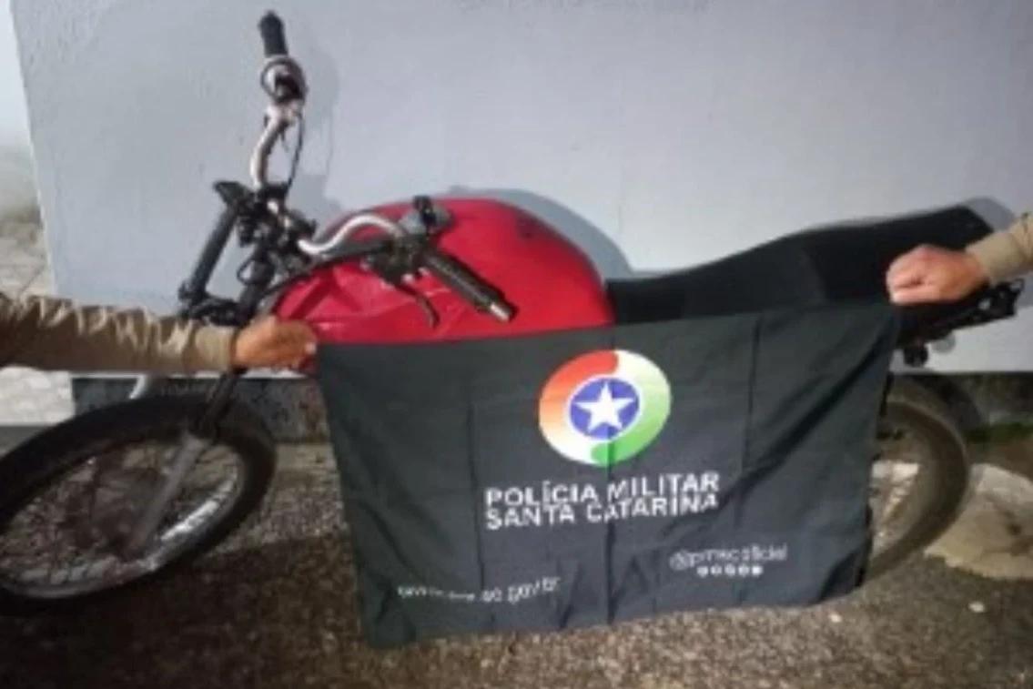 Jovem é flagrado dirigindo motocicleta furtada sem capacete