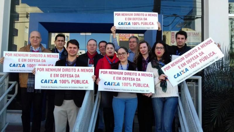 Bancários da Caixa usam cartazes para protestar
