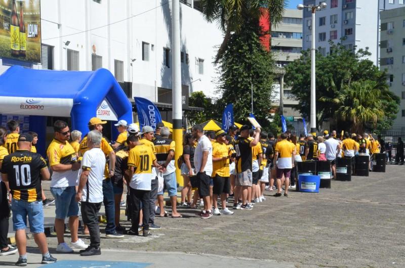 Expectativa e emoção: torcida carvoeira chega cedo para o primeiro duelo da final do Catarinense