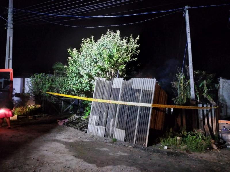 Bombeiros combatem incêndio em casa em Balneário Arroio do Silva