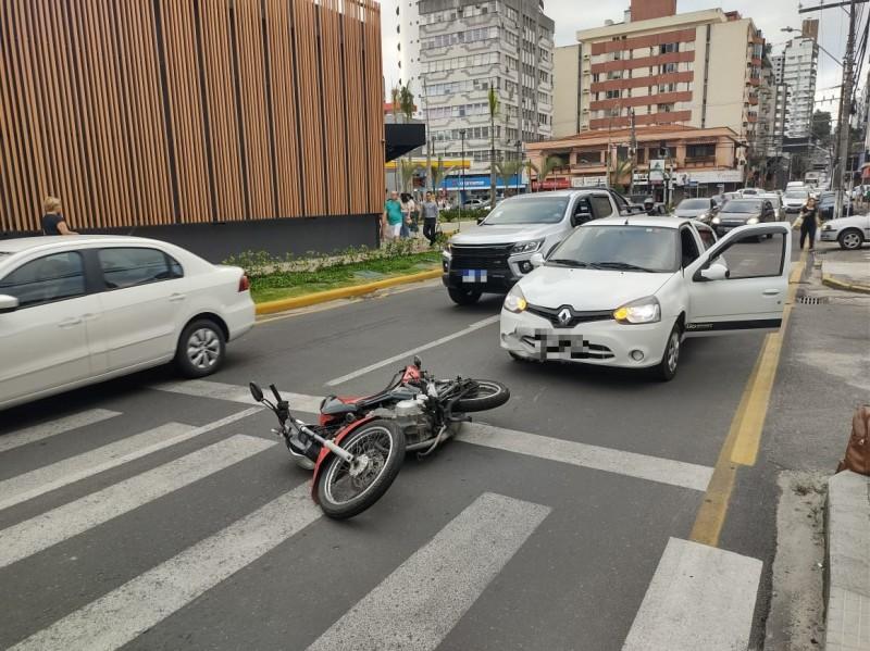 Carro colide na traseira de motocicleta em Criciúma