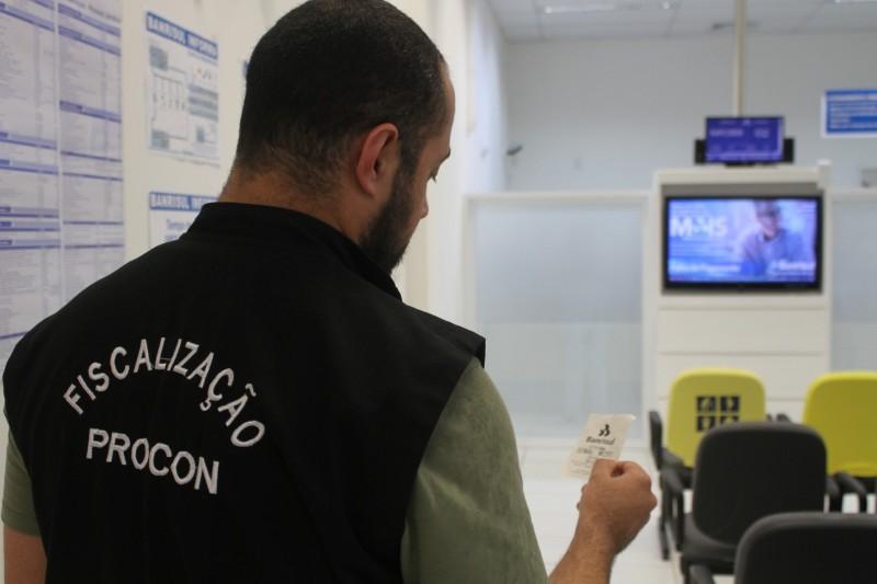 Procon fiscaliza tempo de atendimento em agências de Criciúma