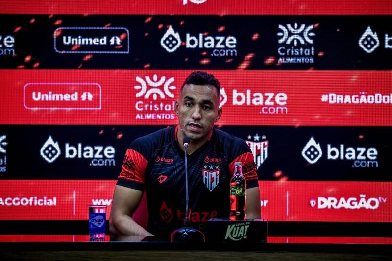 Zagueiro destaca confronto direto com o Criciúma e a urgência da primeira vitória em casa