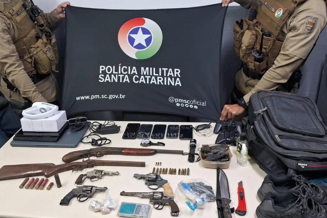 PM apreende armas, drogas e objetos roubados em Criciúma; três homens são presos