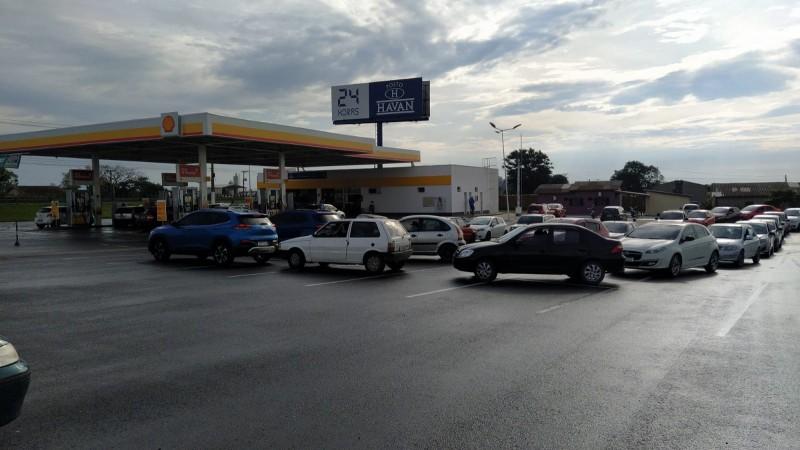 Fila em Araranguá: posto de combustível vende litro da gasolina a R$ 4,99 