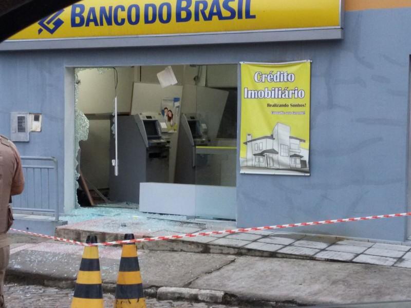 Criminosos tentam dinamitar agência bancária