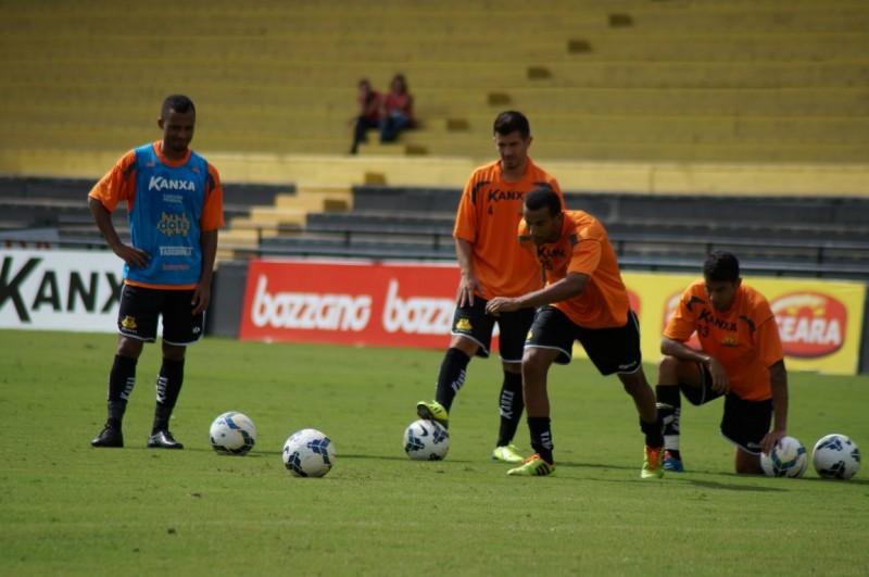 Caio Júnior realiza treino coletivo no Majestoso