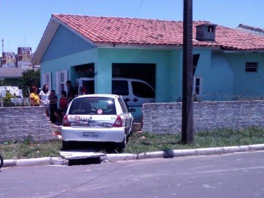 Carro da prefeitura de Araranguá colide no muro de uma casa