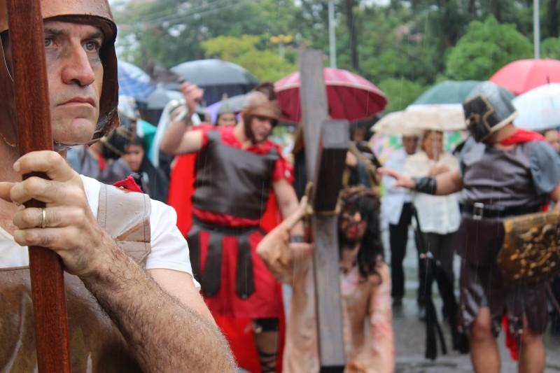 Crucificação de Jesus Cristo reúne fiéis na Próspera