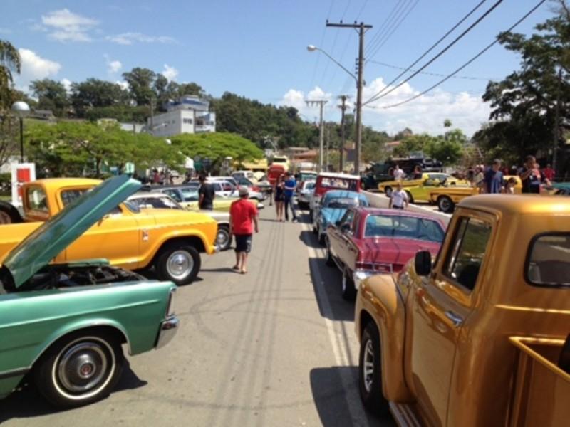 Morro da Fumaça recebe carros antigos