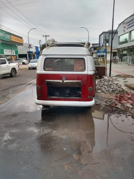 Kombi pega fogo no Centro de Forquilhinha