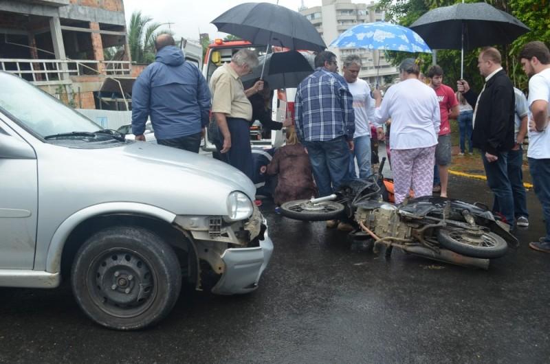 Jovem fica ferido após colisão entre carro e moto