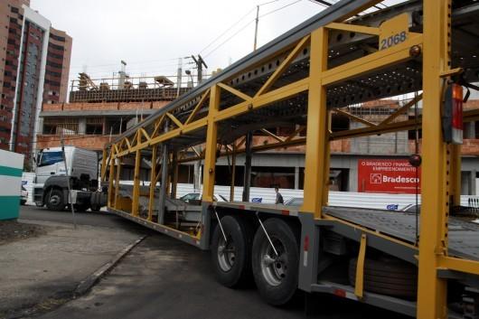 Veículo longo bloqueia trânsito no centro